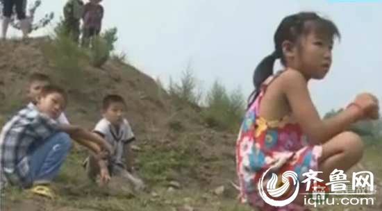 今年7月，莒县4名儿童跑到村后的池塘洗澡，不慎滑倒深水区（视频截图）