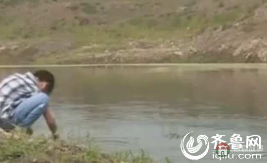 生死关头，一名好心人路过，救起落水的儿童（视频截图）