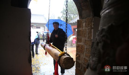 游客敲钟祈福 （大众网记者 张希嘉 摄）