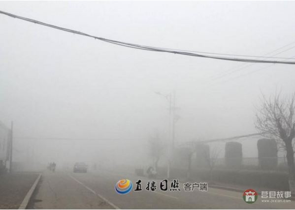 莒县遭遇强雾霾天气 局部能见度不足10米