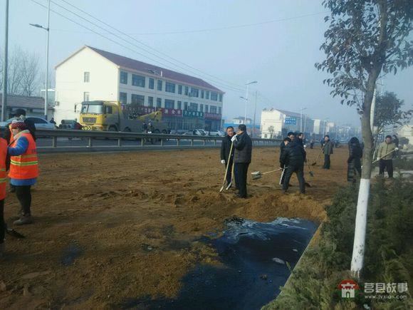 莒县陵阳镇又发生车祸，东上庄油罐车侧翻，导致交通拥堵