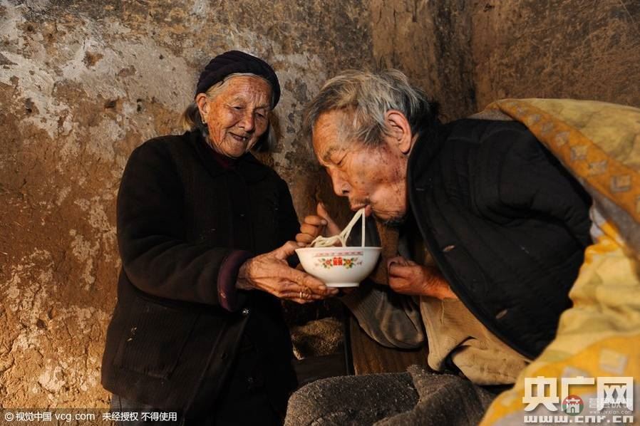 山东日照:91岁老人照顾64岁瘫痪儿子数十载