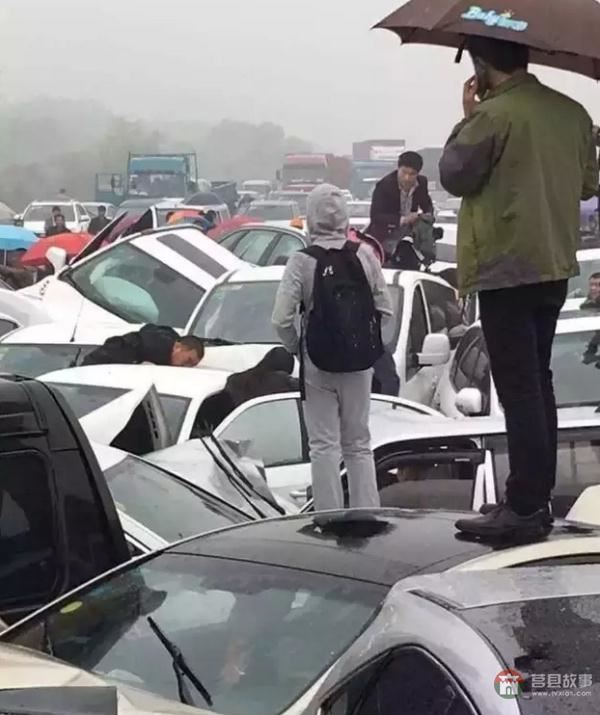 行车记录仪视频曝光！沪蓉高速25车连环相撞原因找到了
