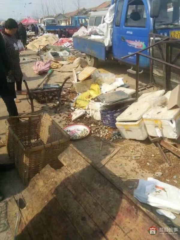 突发!日照莒县桑园大集一汽车失控冲入人群 目击者称2人当场死亡