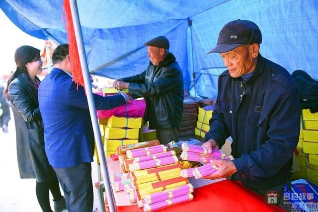 山东日照庙会游人如织 香客烧纸4吨多