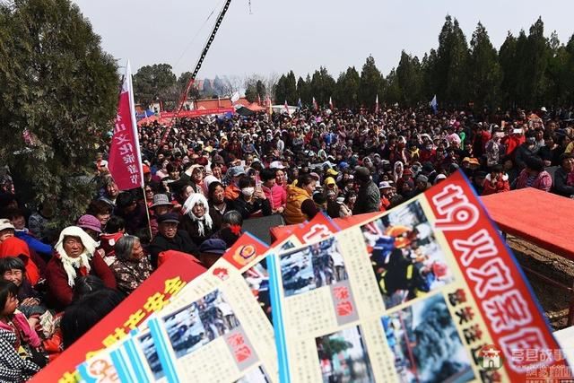 山东日照庙会游人如织 香客烧纸4吨多