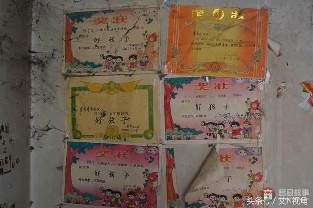 被父母狠心抛弃的三个孩子，只认爷爷不认爹