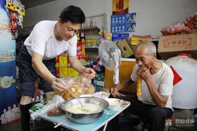 莒县洛河镇：暴雨过后，88岁老人的别样早餐